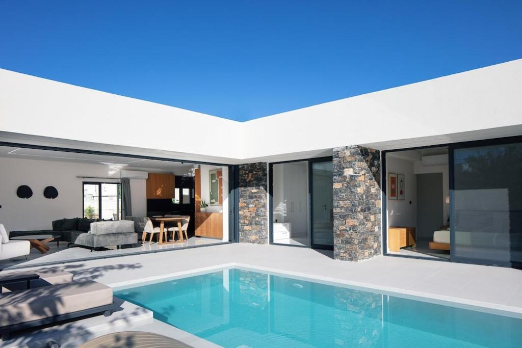 Black Caviar Villa *