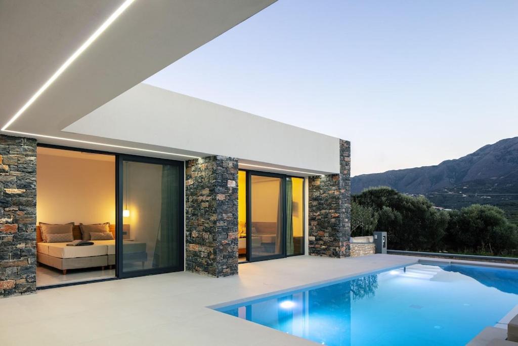 Black Caviar Villa
