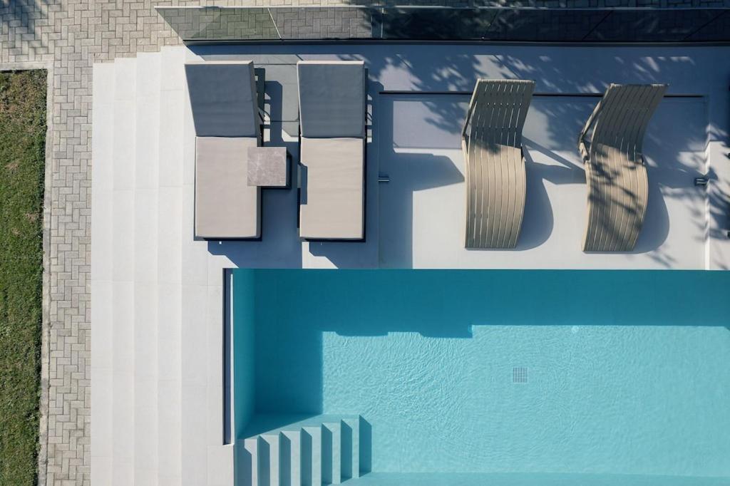 Black Caviar Villa *